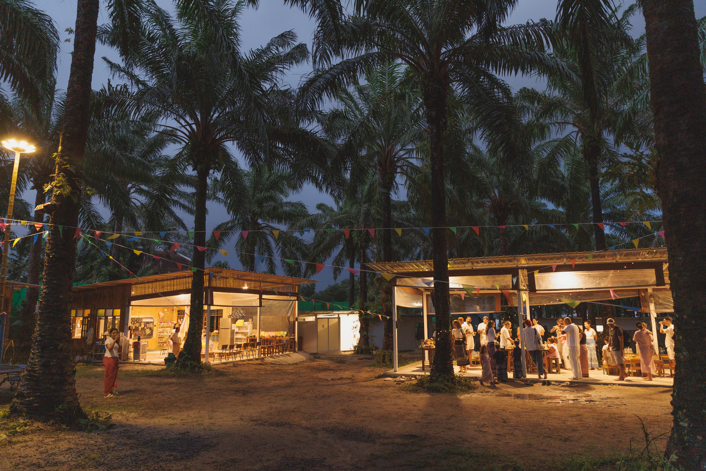 Вечернее общественное собрание в Bamboo Valley