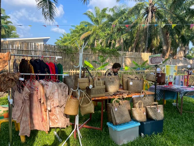 ตะกร้าสานและเสื้อผ้าย้อมสีธรรมชาติที่ร้านงานทำมือ