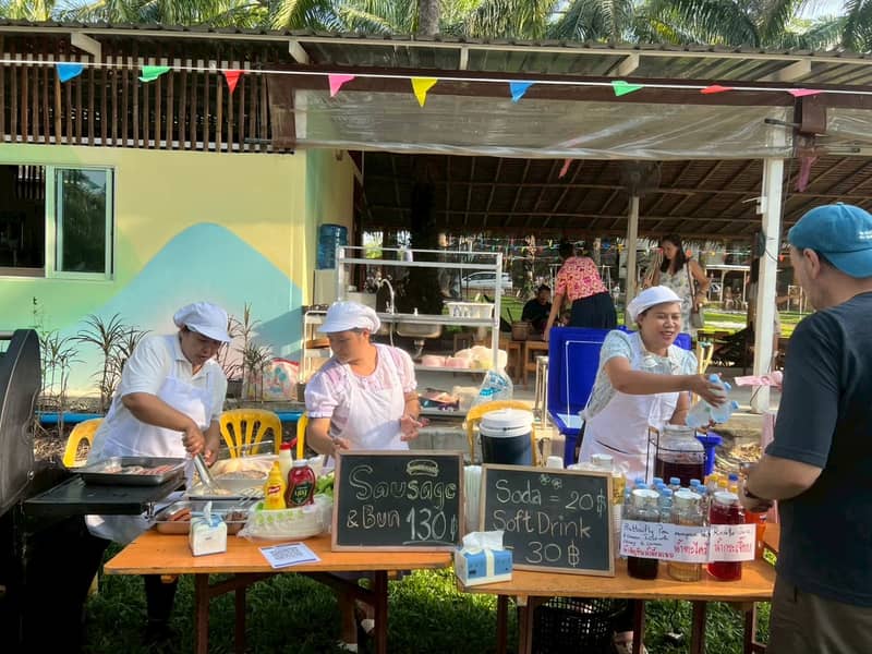แม่ครัวที่ร้านไส้กรอกและเครื่องดื่มใต้ธงประดับ