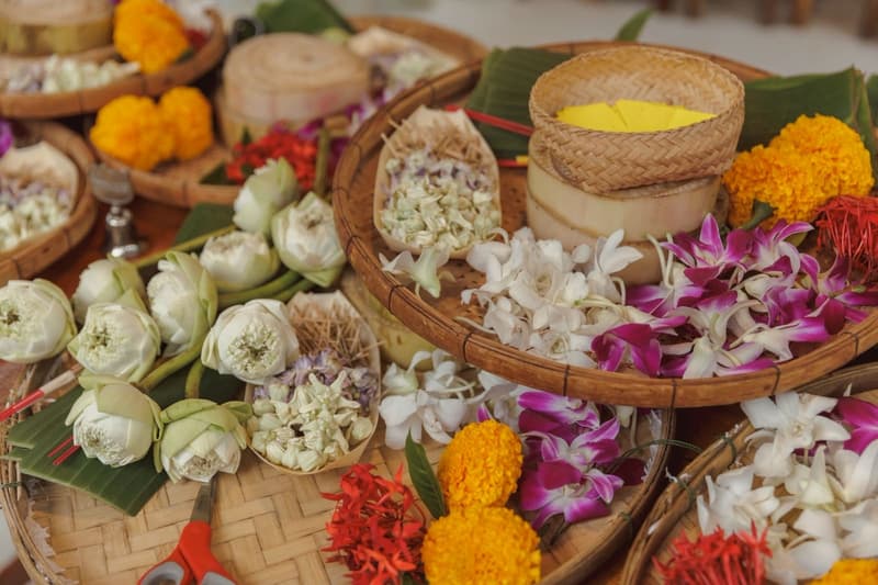 一篮篮莲花苞、兰花和万寿菊，准备做水灯