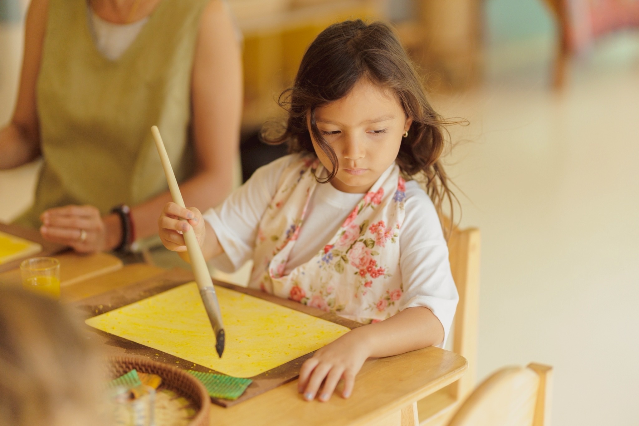 Ребенок рисует акварелью в вальдорфском стиле